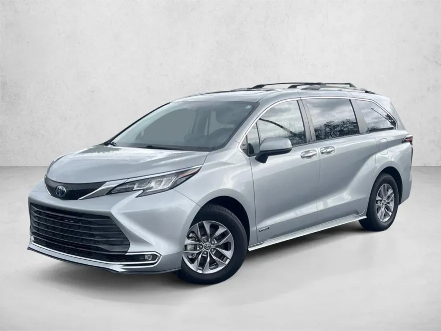 2021 Toyota Sienna XLE photo 1
