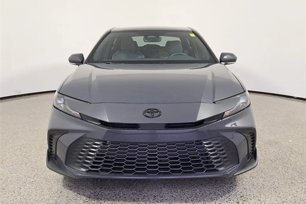 2025 Toyota Camry SE photo 1