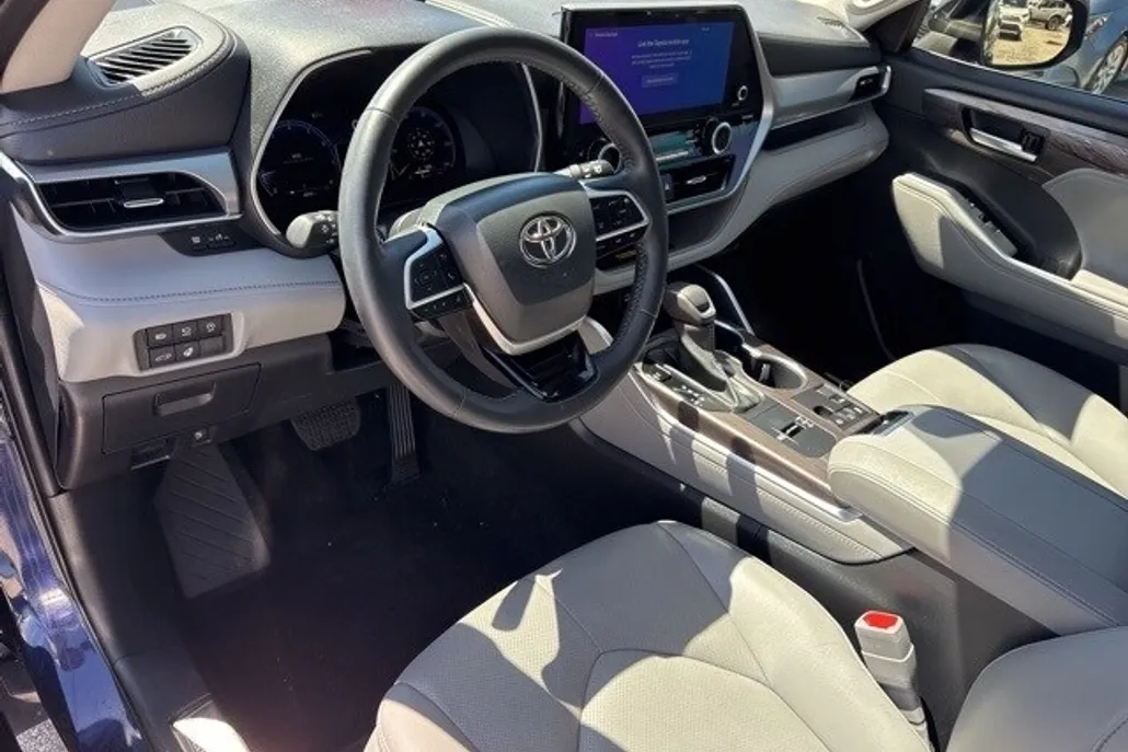 2023 Toyota Highlander L photo 1