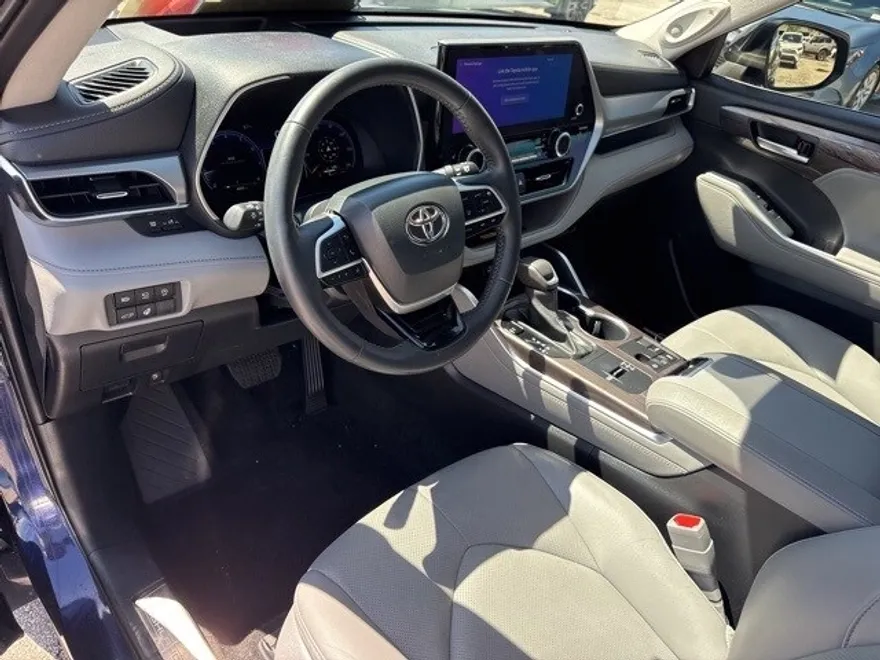 2023 Toyota Highlander L photo 1