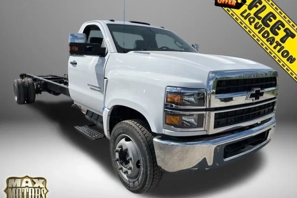 2023 Chevrolet Silverado 6500HD Work Truck photo 1