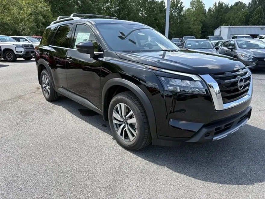 2025 Nissan Pathfinder SL photo 1