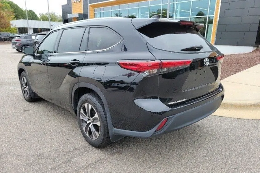 2021 Toyota Highlander XLE photo 1