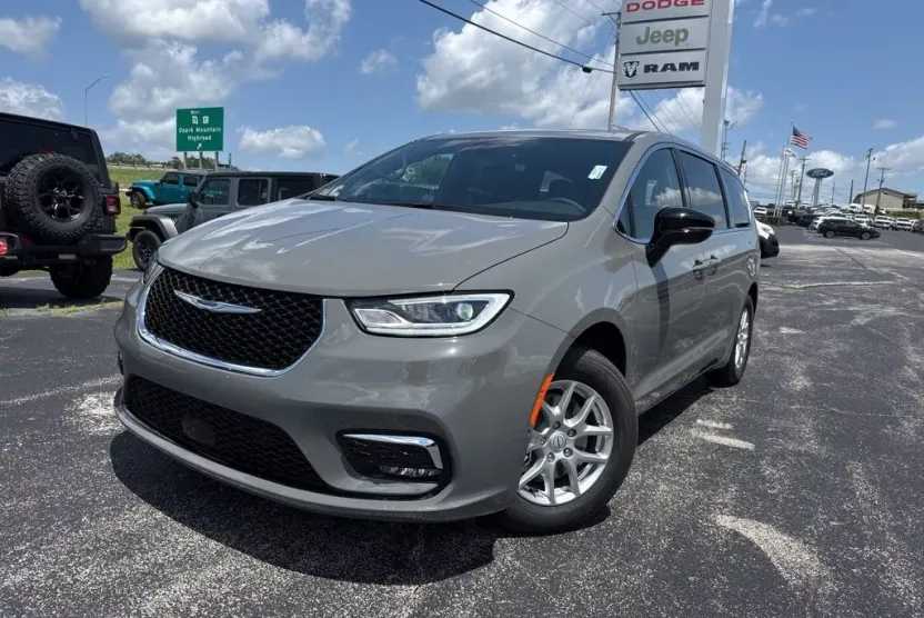 2025 Chrysler Pacifica photo 1