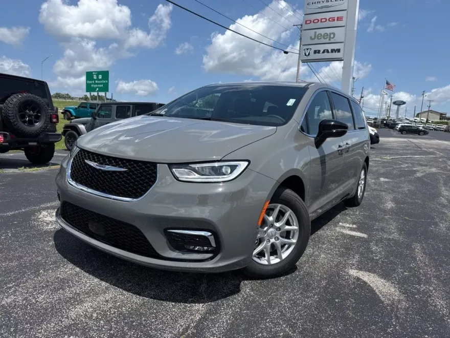 2025 Chrysler Pacifica photo 1
