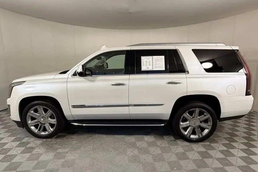2016 Cadillac Escalade Luxury photo 1
