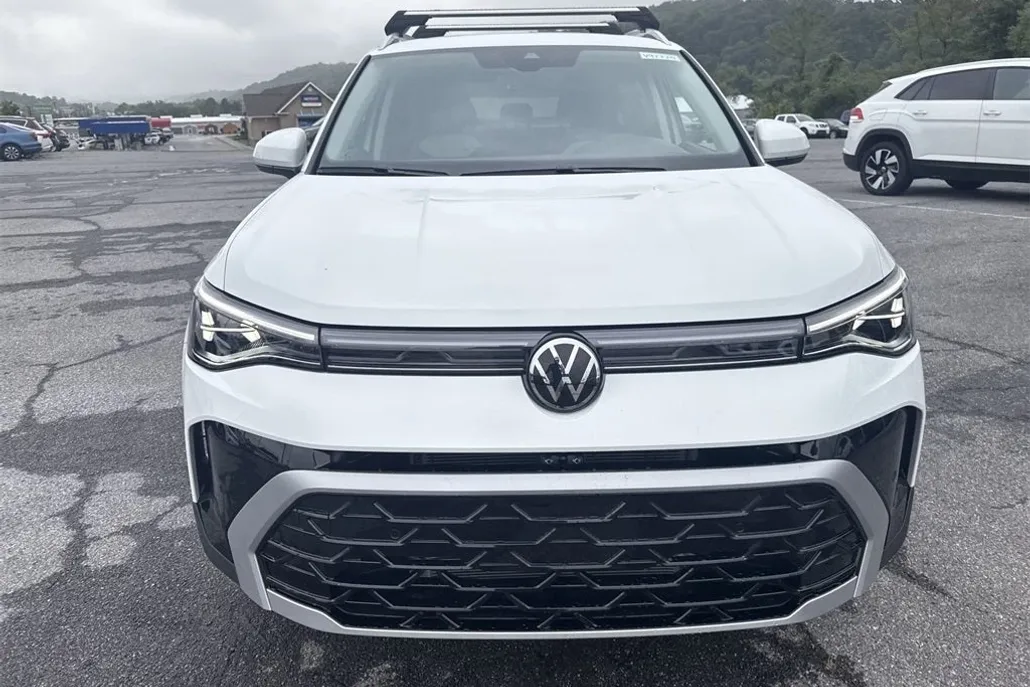 2025 Volkswagen Taos SEL photo 1