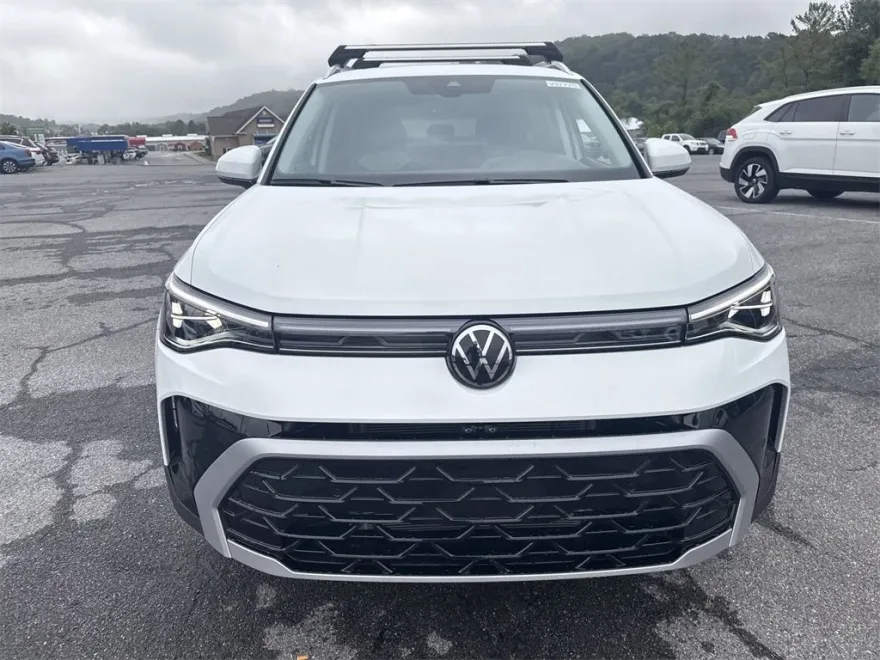 2025 Volkswagen Taos SEL photo 1