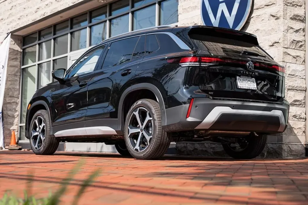 2025 Volkswagen Tiguan SE photo 1