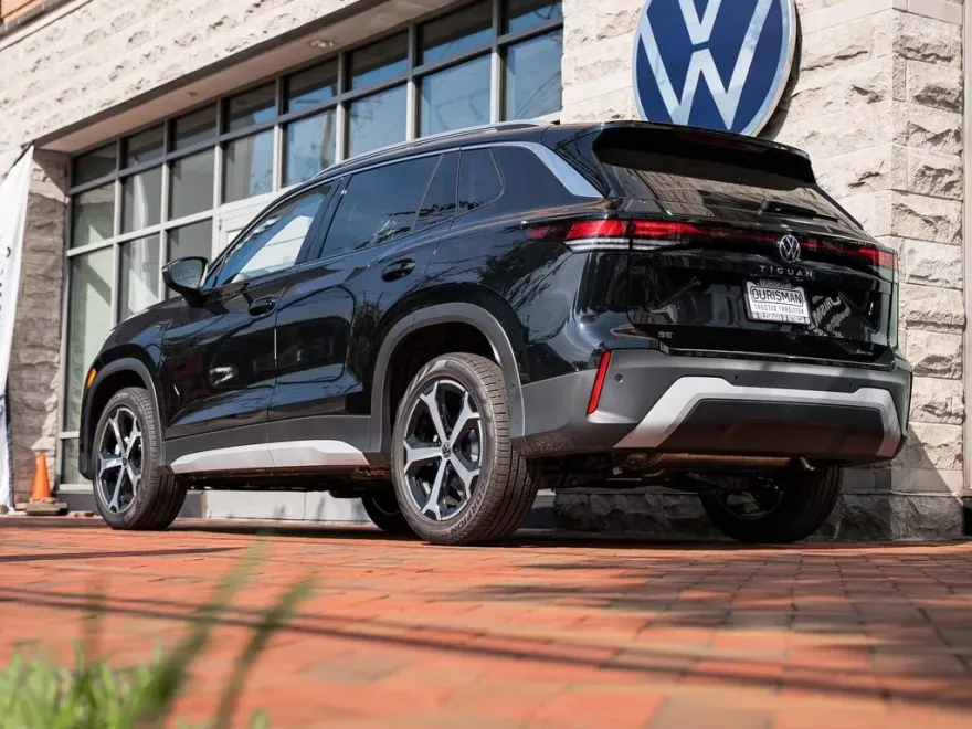 2025 Volkswagen Tiguan SE photo 1