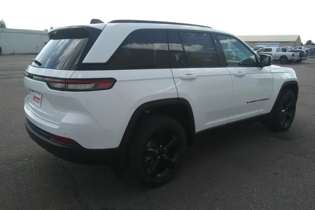 2025 Jeep Grand Cherokee Altitude photo 1