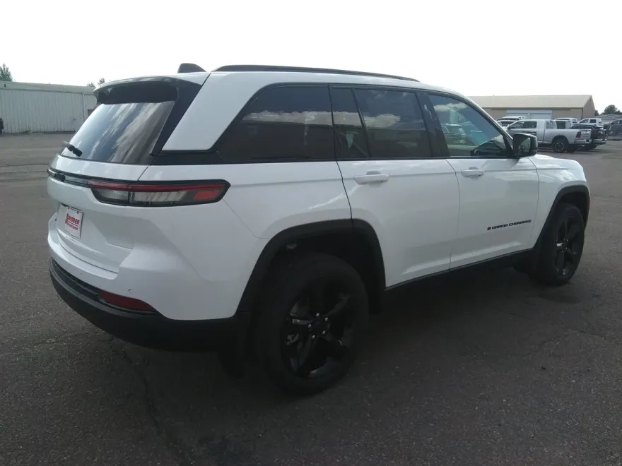2025 Jeep Grand Cherokee Altitude photo 1