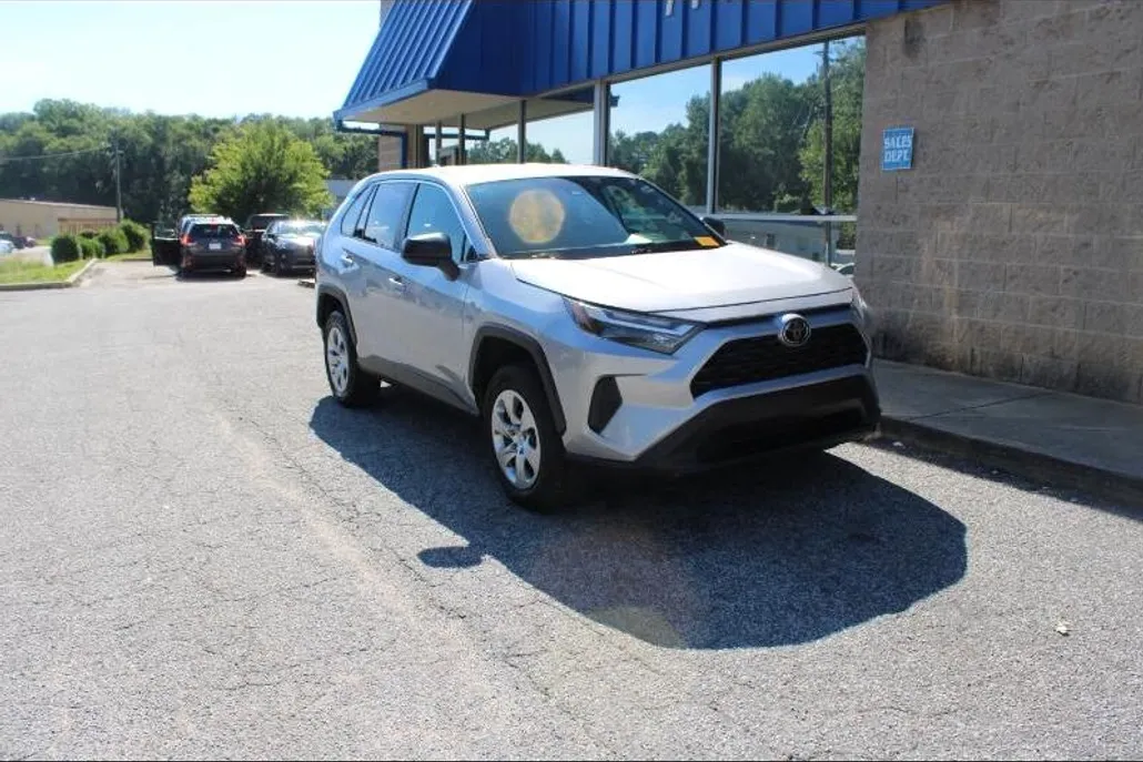 2023 Toyota RAV4 LE photo 1