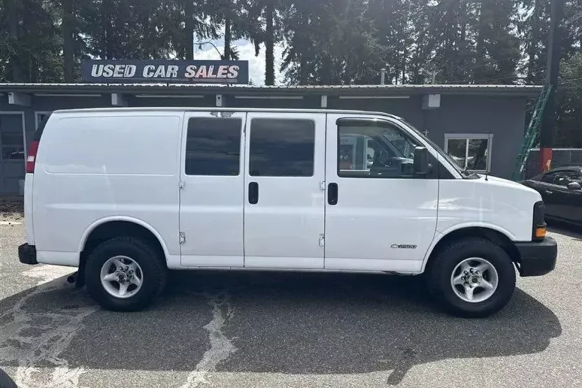 2005 Chevrolet Express 2500 Cargo Van photo 1