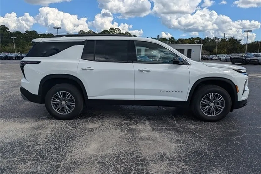 2025 Chevrolet Traverse photo 1