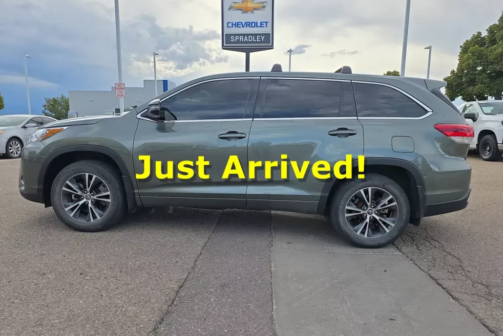 2018 Toyota Highlander LE photo 1