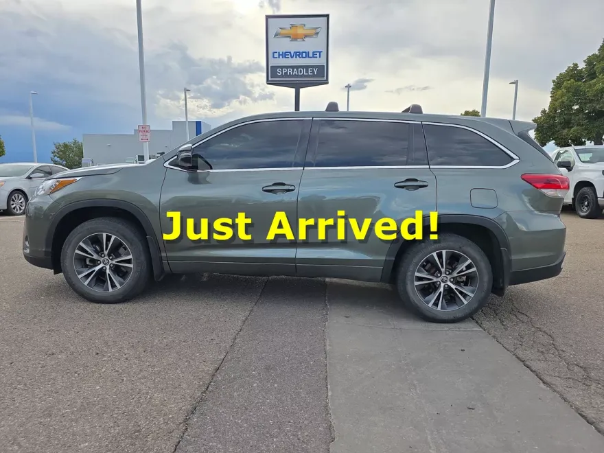2018 Toyota Highlander LE photo 1