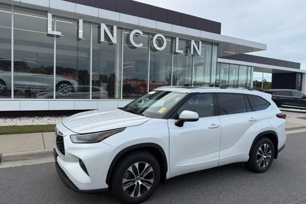 2022 Toyota Highlander XLE photo 1