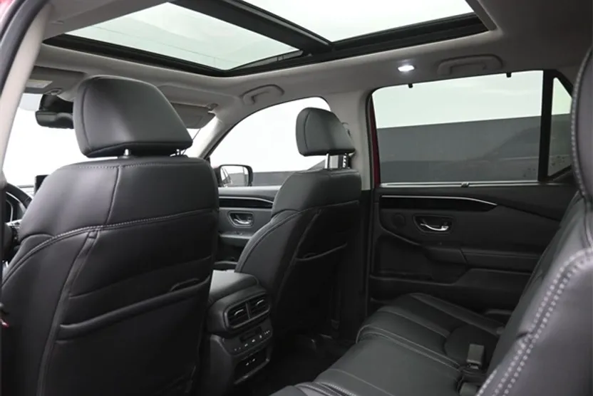 2025 Honda Pilot Touring photo 1