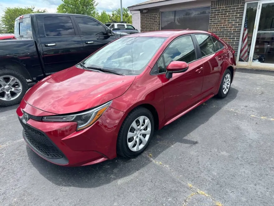 2022 Toyota Corolla LE photo 1