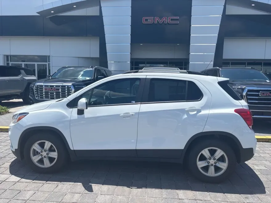 2022 Chevrolet Trax LT photo 1