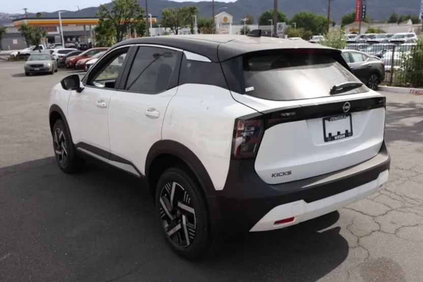 2025 Nissan Kicks SV photo 1