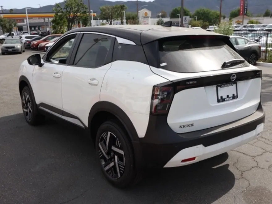 2025 Nissan Kicks SV photo 1