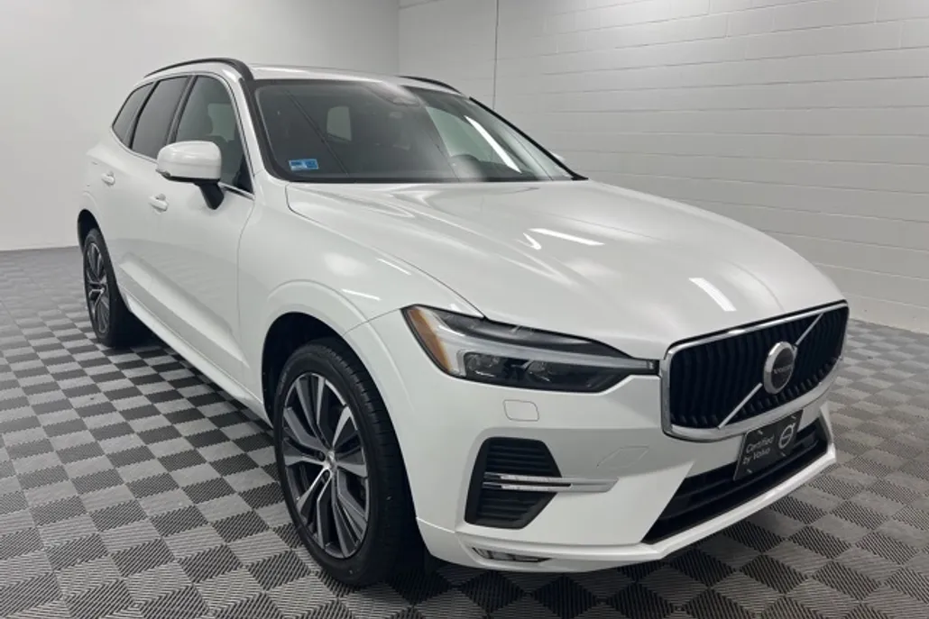 2022 Volvo XC60 B5 Momentum photo 1