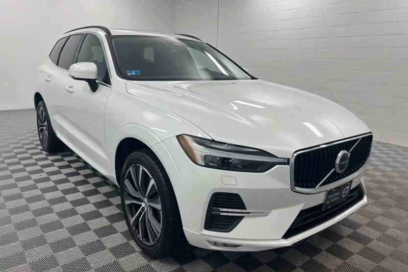 2022 Volvo XC60 B5 Momentum photo 1