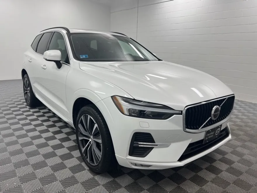 2022 Volvo XC60 B5 Momentum photo 1