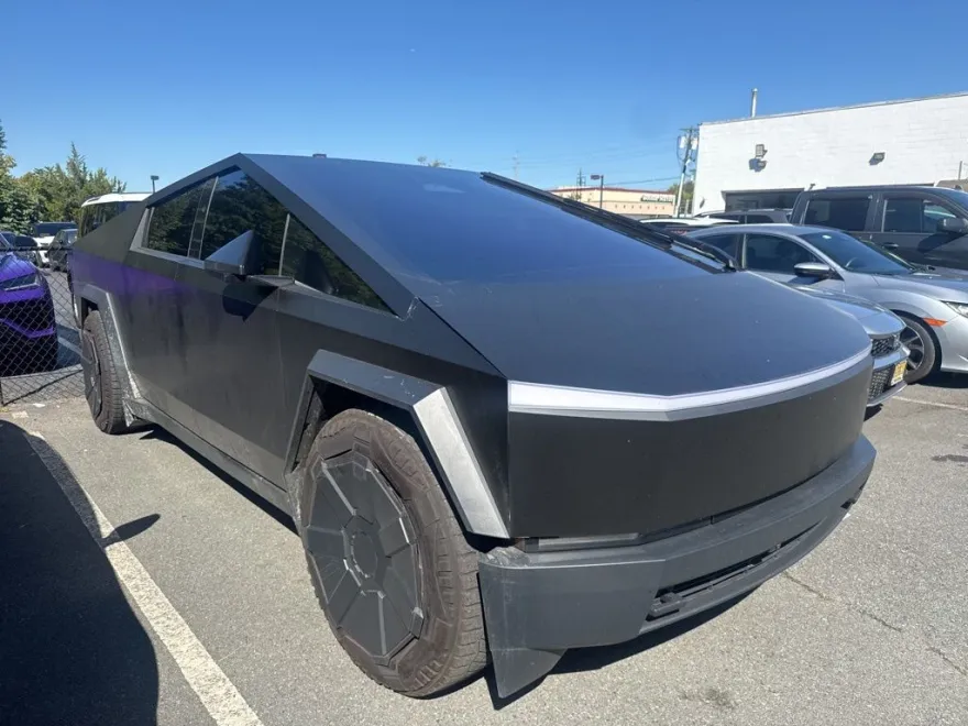 2024 Tesla Cybertruck photo 1