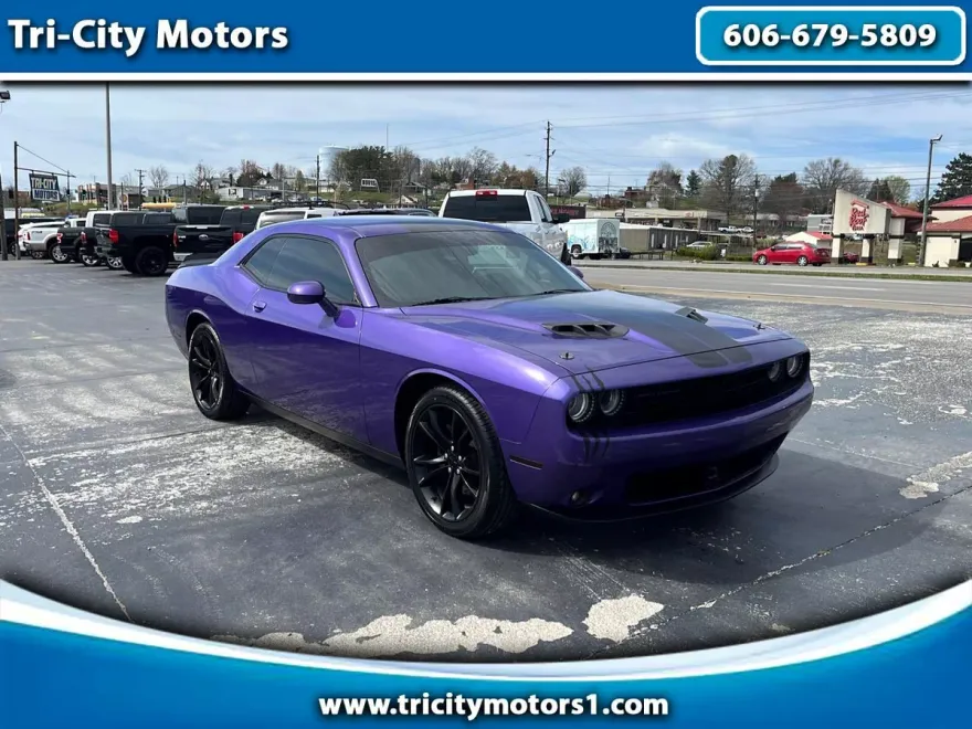 2016 Dodge Challenger SXT Plus photo 1