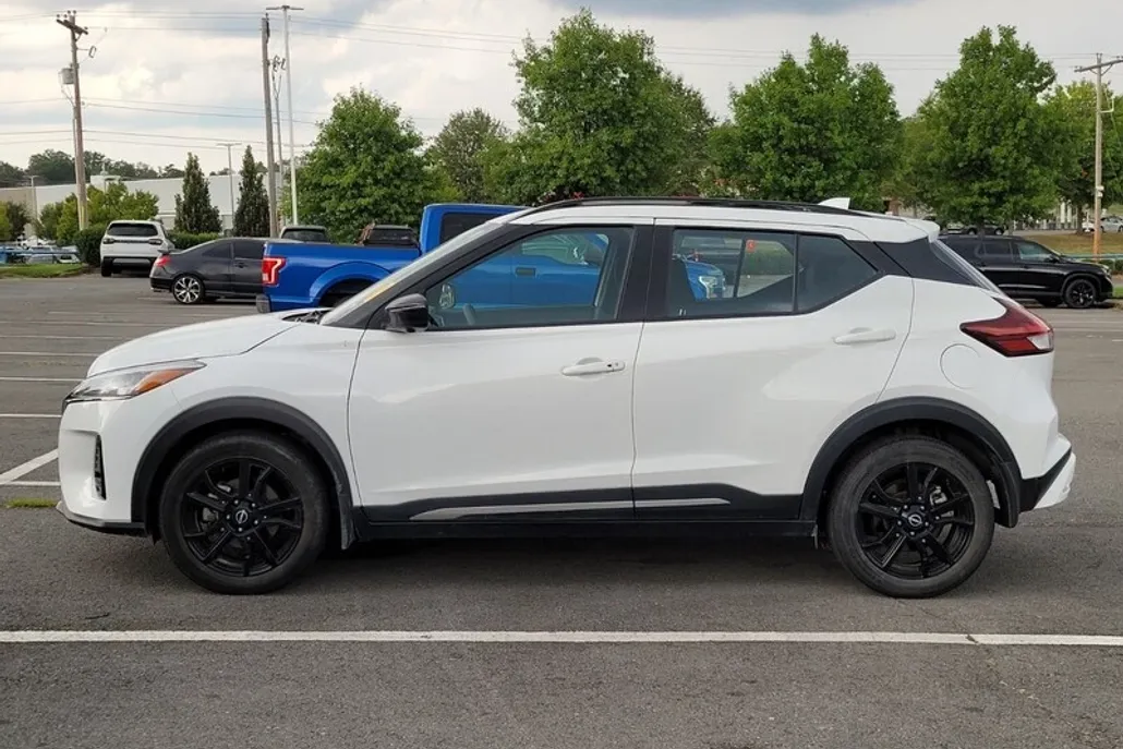 2023 Nissan Kicks SR photo 1