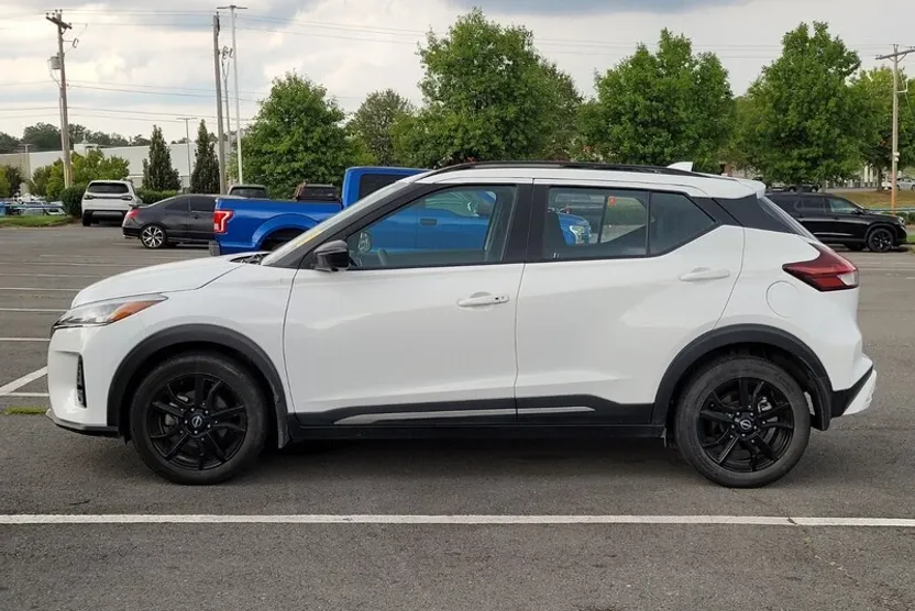 2023 Nissan Kicks SR photo 1