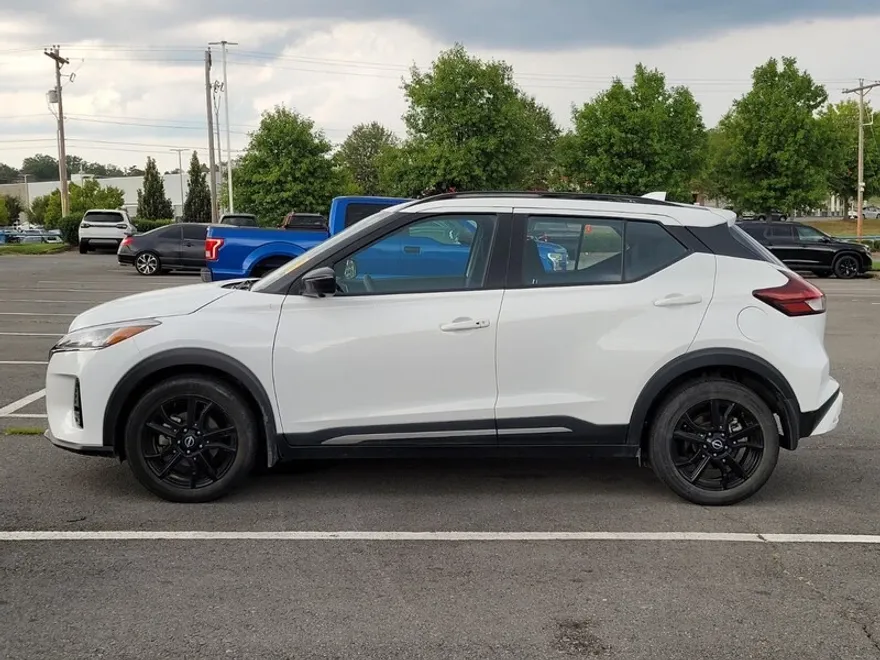 2023 Nissan Kicks SR photo 1