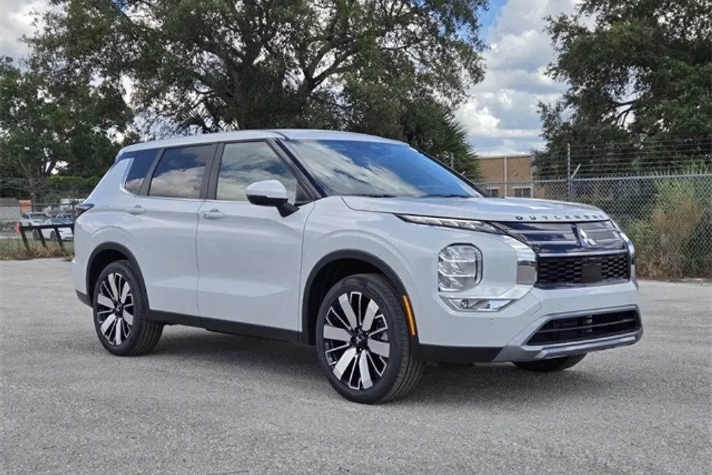 2025 Mitsubishi Outlander SE photo 1