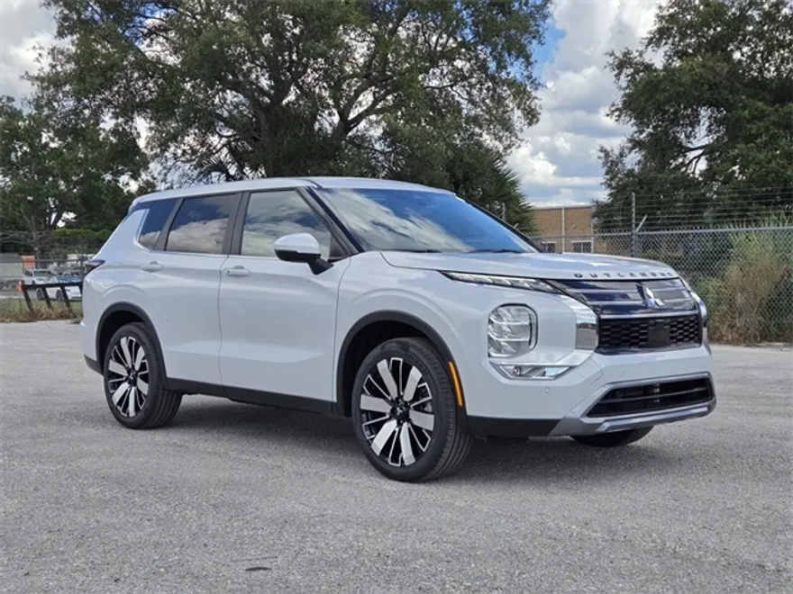 2025 Mitsubishi Outlander SE photo 1