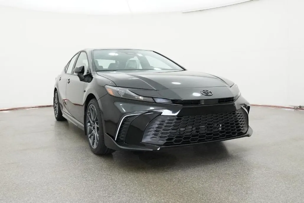 2025 Toyota Camry SE photo 1