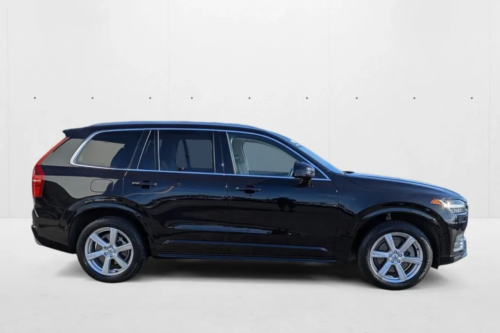 2021 Volvo XC90 T6 Momentum photo 1
