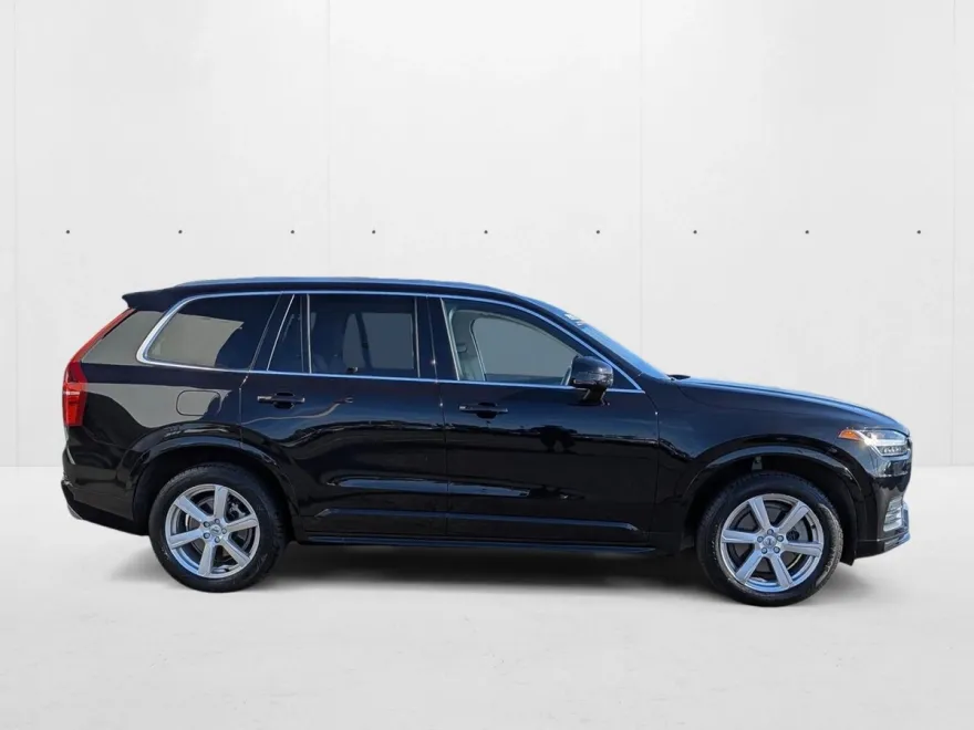 2021 Volvo XC90 T6 Momentum photo 1