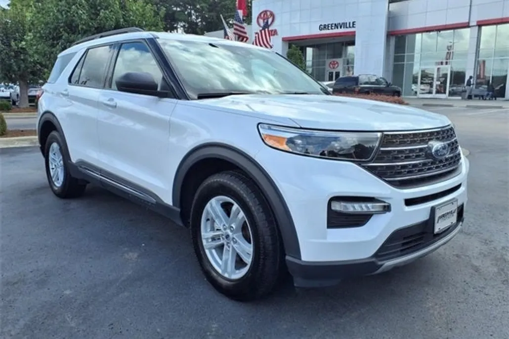 2023 Ford Explorer XLT photo 1