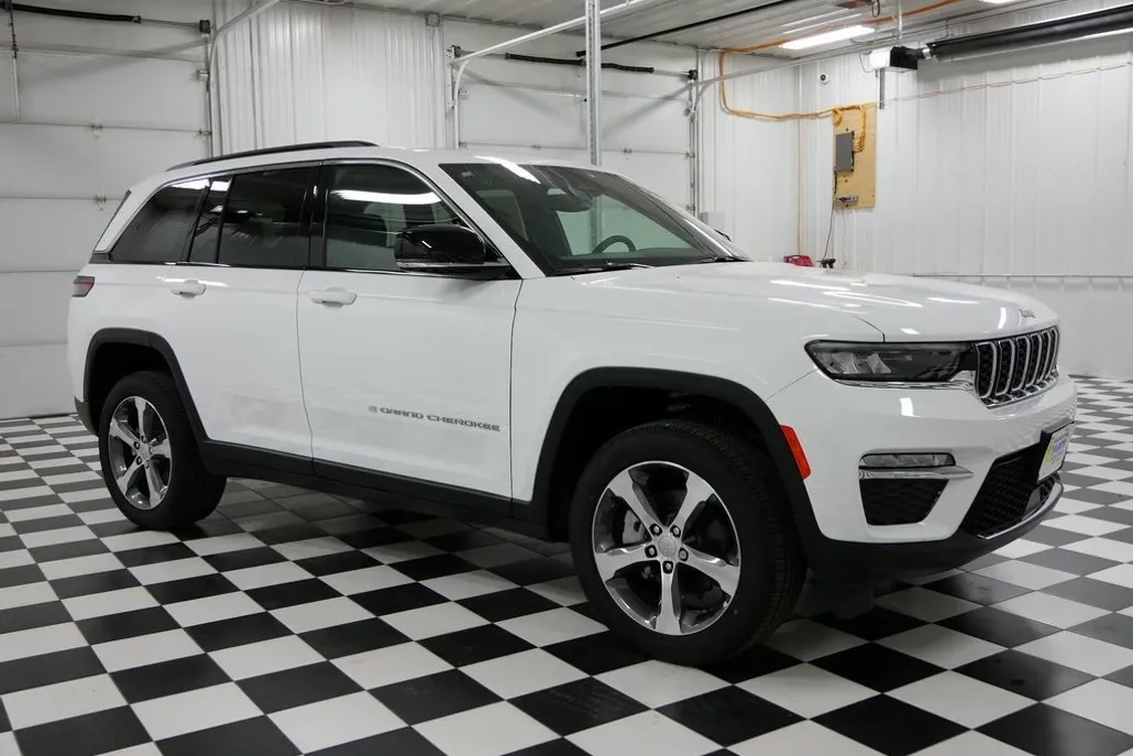 2024 Jeep Grand Cherokee Limited photo 1