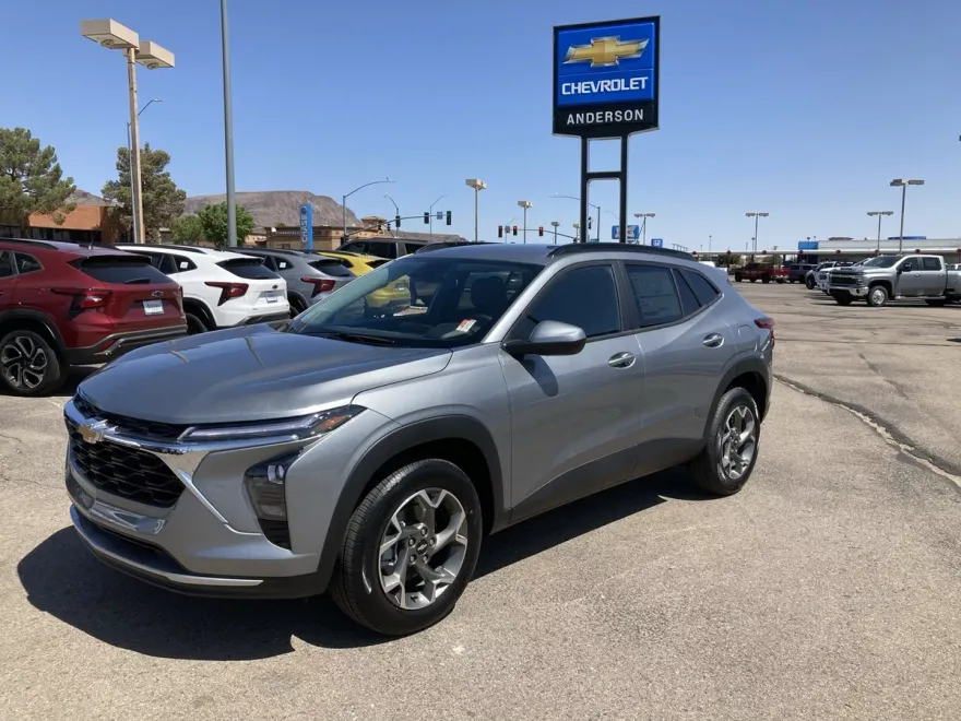 2025 Chevrolet Trax LT photo 1