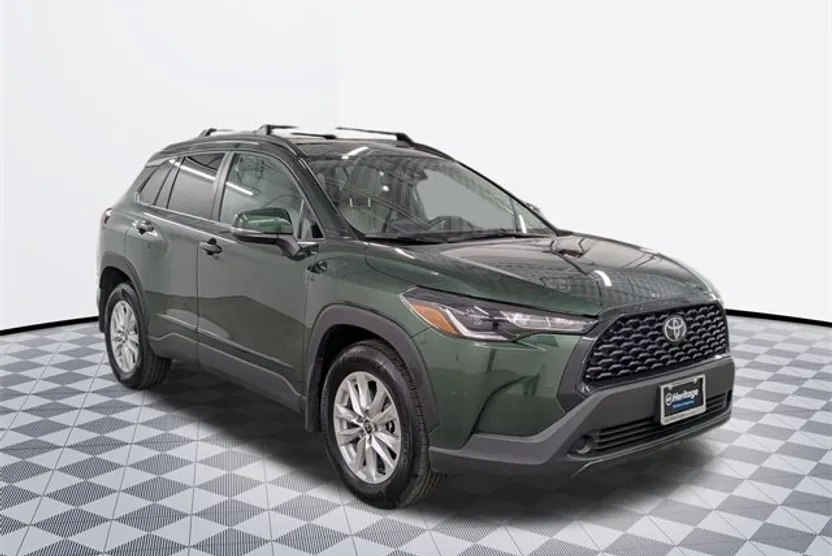 2022 Toyota Corolla Cross LE photo 1