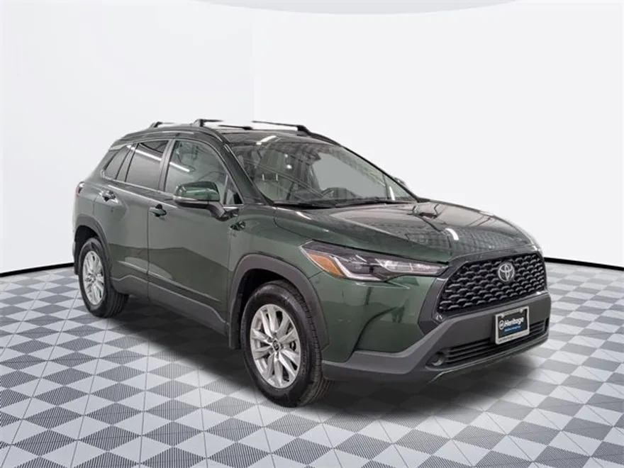 2022 Toyota Corolla Cross LE photo 1