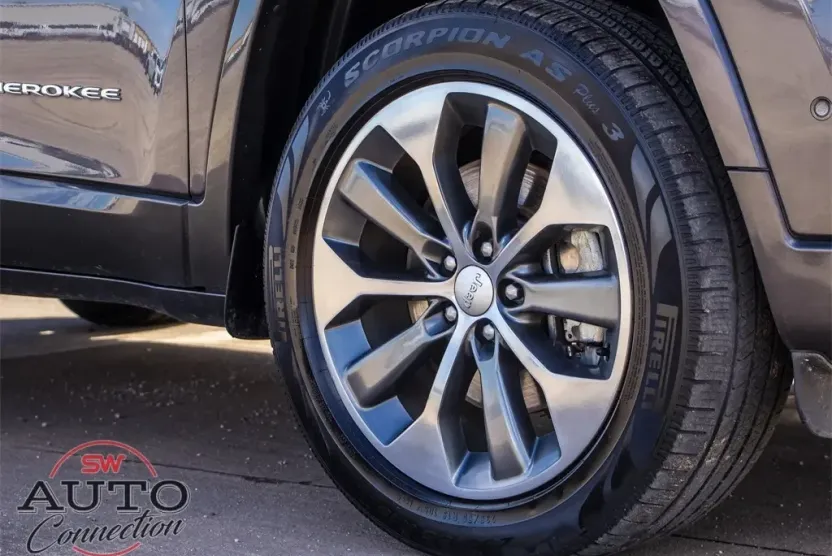 2019 Jeep Cherokee Overland photo 1