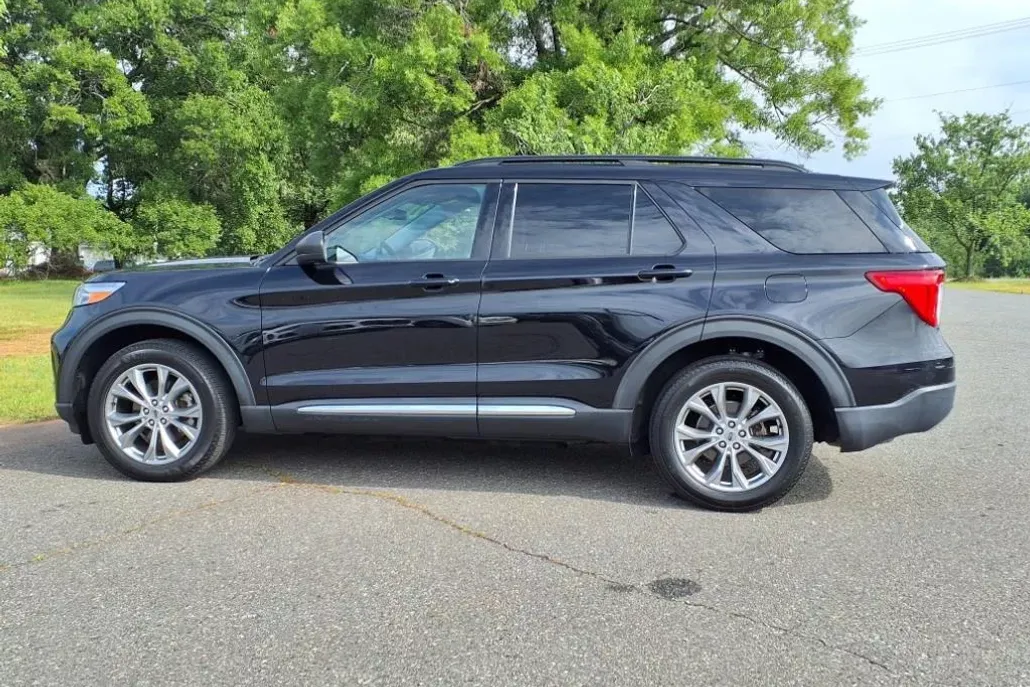 2021 Ford Explorer XLT photo 1