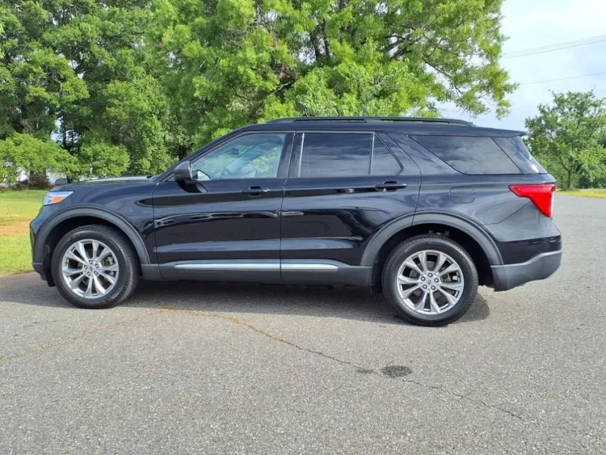 2021 Ford Explorer XLT photo 1