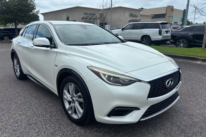 2018 Infiniti QX30 Luxury photo 1