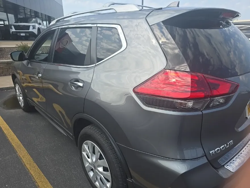 2017 Nissan Rogue S AWD photo 1